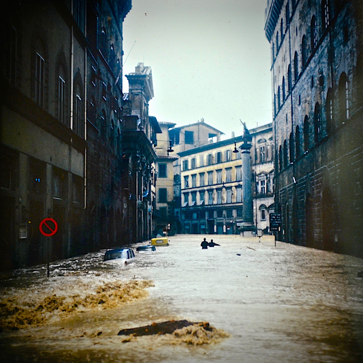piazza-santa-trinita-flood-1966.jpg